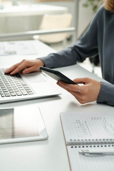 Escritorio profesional — Lorena, SEO y Automatización